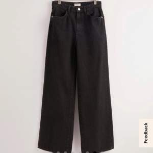 Svarta jeans från Lindex med långa ben! Nypris 500kr, fint skick!
