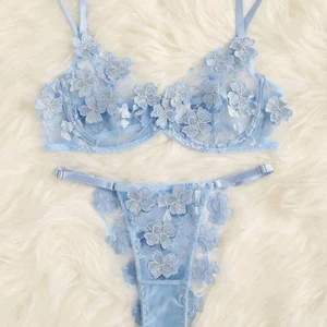Set bh  - Aldrig använd. Fin somrig romantisk set  Frakt endast 14kr postnord 