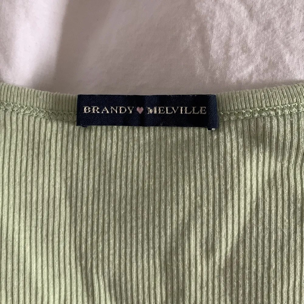 Pastelgrön topp från Brandy Melville i modellen ”Zelly top”. . Toppar.