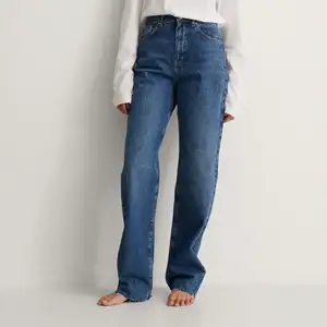 Mörkblåa jeans från NAKD storlek 40. Säljer för dom är för stora på mig. Nypris 529kr säljer för 300kr. Köparen står för frakten.
