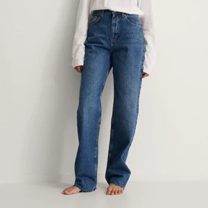 Nakd  - Mörkblåa jeans från NAKD storlek 40. Säljer för dom är för stora på mig. Nypris 529kr säljer för 300kr. Köparen står för frakten.