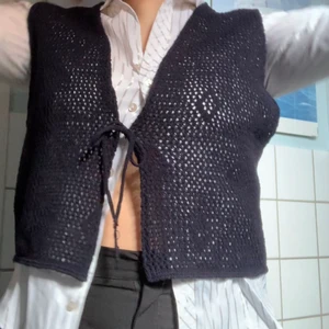 Blå virkad kofta/väst - En blå virkad kofta/väst hittad på second hand! Perfekt att layer med, speciellt inför sommaren. 🤍💕 passar alla storlekar