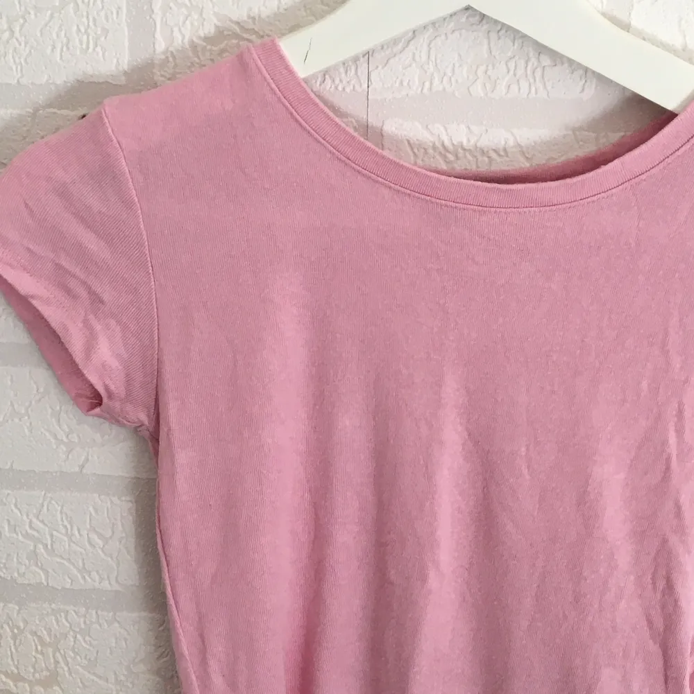 Knappt använd rosa tshirt, så otroligt skönt material!! . T-shirts.