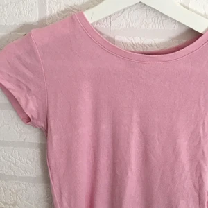 Rosa tshirt💕 - Knappt använd rosa tshirt, så otroligt skönt material!! 