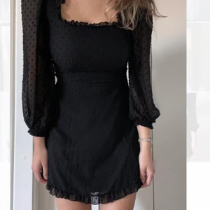Klänning  - Klänning som bara använts fåtal gånger i storlek 38! Klänningen är från Missguided ord.pris är 382 kr, men säljs för 250 kr 🤍 två sista bilderna är lånade!