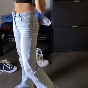 Jätte fina jeans i modellen ”Rowe” från weekday som passar perfekt nu till sommarn, säljer pga har nyss köpt ett par liknande  