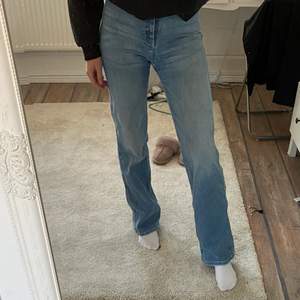 Dessa blåa jeans från Dr Denim och är hur fina som helst men de har tyvärr blivit för små och testar därför att sälja de. De är i nyskick. Priset kan diskuteras vid snabb affär. Jag är 172cm lång och längden är perfekt. I midjan är de stretchiga.  Hör av er om ni har några frågor 💕