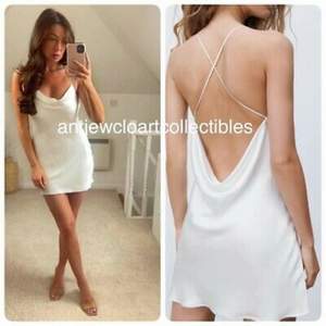 Kort vit satinklänning från Zara, finns inte att köpa mer. Aldrig använd. Svårt att få en bra bild på klänningen.