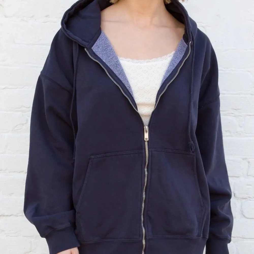 Brandy melville zip up hoodie💕 Mörkblå och så bra kvalite, väldigt sparsam använd! Slutsåld på hemsidan där nypriset är ca 450kr💕 Storlek regular sized vilket motsvarar ca M. Hoodies.