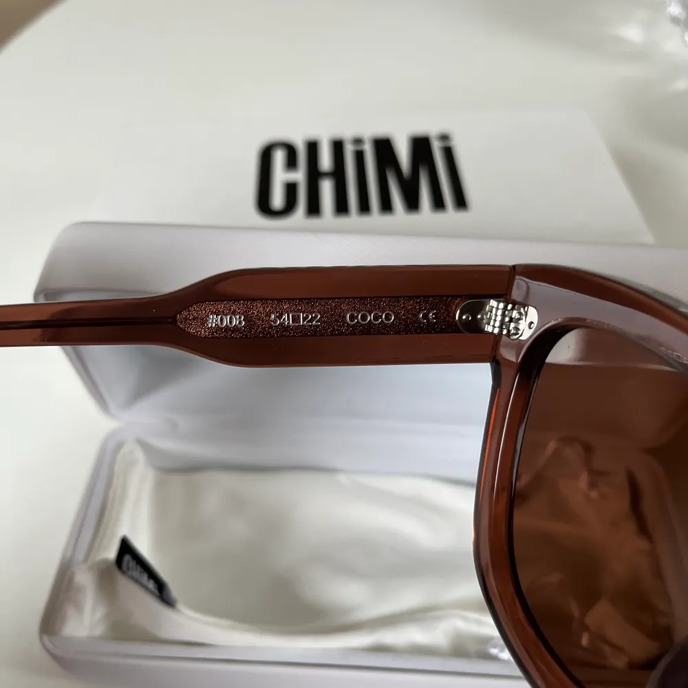 Säljer nu mina supersnygga chimisolglasögon i färgen Coco med spegelglas i storleken 08! Nästan aldrig använda då de är för stora för mig. De är köpta på Chimis egen hemsida förra året och dessa med spegelglas finns inte längre att köpa på hemsidan!! . Accessoarer.