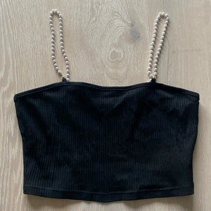 Linne med pärlband  - Ett fint svart linne med pärlband i storlek S/36! Endast använd 1-2 gånger 🖤🖤