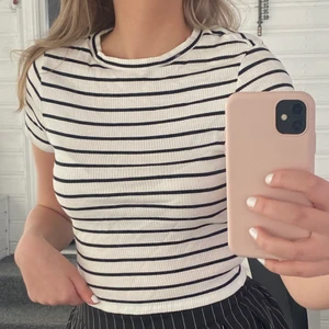 Randig basic T-shirt 🤍🖤🤍🖤 - Randig basic T-shirt ifrån H&M, storlek S 🖤🤍🖤🤍 Nyskick!