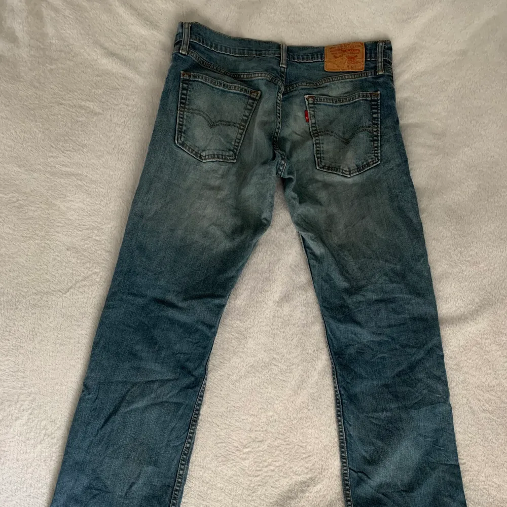 Vintage Levis jeans med en low waist och raka/ lite utsvängda ben. Perfekta jeansen men tyvärr för små för mig nu.. Jeans & Byxor.