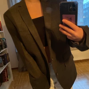 Kavaj - En superfin kavaj som är mörkbrun ish. Den sitter oversized på mig som är en xs/s, funkar över en Hoodie som vårjacka eller utan bara så❤️