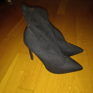 Stövlar med stilettklack - Säljer dessa snygga pumps med stilettklackar. Aldrig använda står bara på hyllan i hallen. Storlek 37,  märket bohoo och även köpta på hemsidan bohoo.