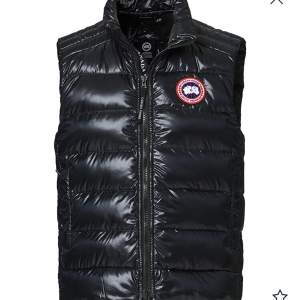 Säljer nu min canada goose väst som inte passar mig längre. Jag har köpt den från Care of Carl för 5100