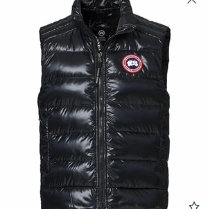 Canada goose väst - Säljer nu min canada goose väst som inte passar mig längre. Jag har köpt den från Care of Carl för 5100
