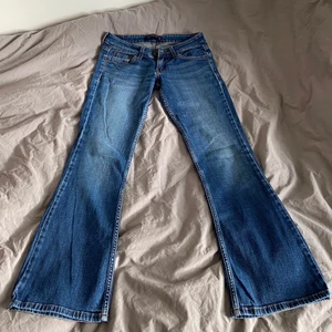 Levis bootcut jeans strl 26 - Superfina bootcut Levis jeans köpta har på plick som tyvärr var för korta för mig som är 163. I fint skick. Midjemått 75 cm och innerbenslängd 75. 💕