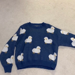 Stickad tröja - Mysig och tjock stickad tröja med får tryck! Storleken är M/L och den är helt ny❤️