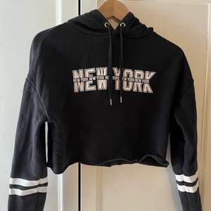Säljer denna fina hoodien då den inte kommer till användning! Den är kort vid magen och på trycker står det NEW YORK