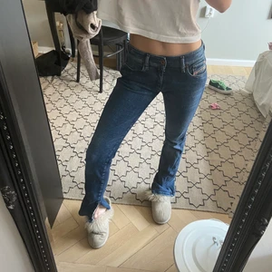 Lågmidjade jenas - As snygga lågmidjade jeans med slits från diesel. Perfekt passform och färg. Och fickorna är den perfekta detaljen