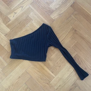 Fin topp - Fint topp använd 2 gånger 💕 den är helt svart men på första bilden ser den lite blå ut dock men blå är den inte!