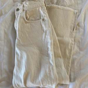 Beiga jeans från Pull&Bear - Superfina jeans från Pull & Bear i ljusbeige färg. De har slits på utsidan samt slitningar längst ner. Tyvärr för små för mig och därav inga bilder på. Storlek 34 men små i storleken, skulle säga att de är en 32. 200kr. Hämtas i Halmstad eller så betalar köparen för frakten🤎