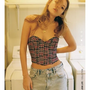 Nu oanvänd crop topp från zara - Har beställt en del plagg på zara som inte passar. Det är en crop topp med korsett struktur. Den är väldigt snygg men passar mig inte i storleken. 