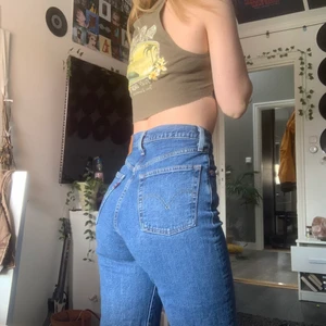 levis ribcage straight jeans mörkblå - Jättefina jeans från levis. Helt nyskick, inga defekter. Sitter jättefint. Waist 27. Tyvärr blir det inte att jag använder dem så ofta, därför säljer jag dem. Säljs väldigt billigt då nypriset var omkring 1200kr. Frakt tillkommer. 