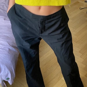 Svarta kostymbyxor - Svarta kostymbyxor från ”Hennes” (antar H&M) strl 38. 