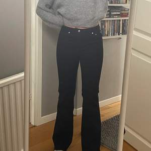 Säljer dessa superfina mid waist jeans från Misslisibells tredje kollektion med NA-KD, inte använda mer än två gånger och i bra skick! Har storlek 38 och är 168cm lång💕💕💕💕 De är också ganska stretchiga! 