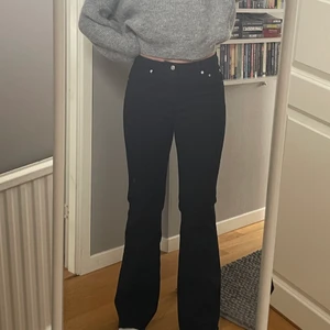 Svarta midwaist jeans  - Säljer dessa superfina mid waist jeans från Misslisibells tredje kollektion med NA-KD, inte använda mer än två gånger och i bra skick! Har storlek 38 och är 168cm lång💕💕💕💕 De är också ganska stretchiga! 