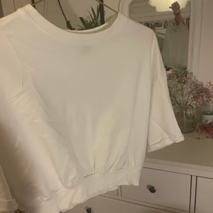 Topp  - En vit topp med band i midjan från Gina i storleken M, 70kr +frakten man själv får stå för💓