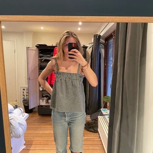 Super fin topp - Säljer min fina topp i väldigt fint skick💗 i strlk m passar även s. Toppen passar super fint till allt, kan även andvändas som kjol. 