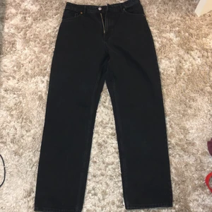 Monki black mom jeans size:40 (M) - Byxorna är i ny skick och har aldrig använts tidigare. Säljes på grund utav för liten storlek. Dem är köpta från Monkis hemsida för drygt 1 månad sedan.