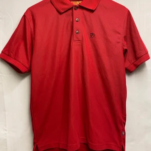 Fjällräven piké  - En snygg Fjällräven piké som aldrig blivit använd utan endast prövad, står storlek M men skulle säga att den kan vara S också (obs frakt ingår inte i priset 