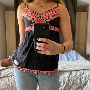 Odd Molly linne - Säljer detta fina linnet som passar perfekt nu till våren och sommaren💖 Den är inköpt i Odd Mollys egna butik i Stockholm, storlek S. 