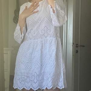 Säljer min vita klänning i storlek S/M från en av butikerna i Göteborg. Använd en gång. Skriv priv för mer info 😊🤍