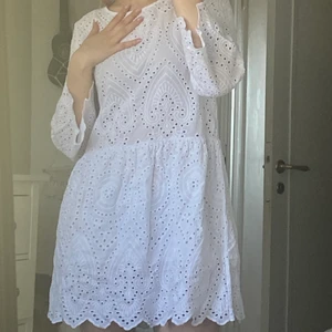 Vita klänningen  - Säljer min vita klänning i storlek S/M från en av butikerna i Göteborg. Använd en gång. Skriv priv för mer info 😊🤍