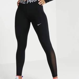 Säljer mina slutsålda Nike tights i storlek M!! 😍 Använda några gånger men i mycket fint skick🤍  Köpta för 500 kr säljer för 250 kr + frakt! Hör av er vid frågor eller intresse!🤍