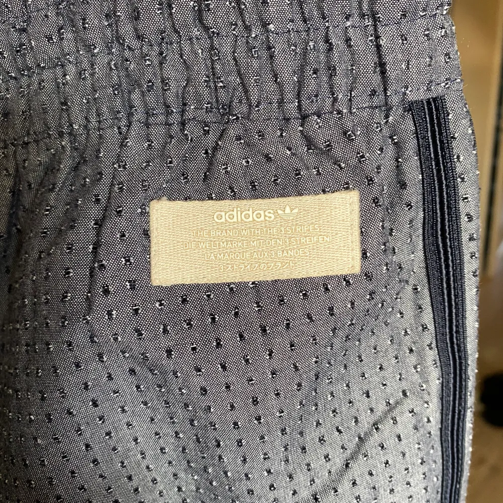Säljer dessa coola och speciella byxorna från Adidas, inköpta från deras egna affär i Köpenhamn🤍 De är endast använda ca 4 gånger så de är i bra skick. Det är storlek 36, vilket motsvarar S⚡️⚡️ Skriv om det önskas fler bilder så skickar jag privat💙💙. Jeans & Byxor.