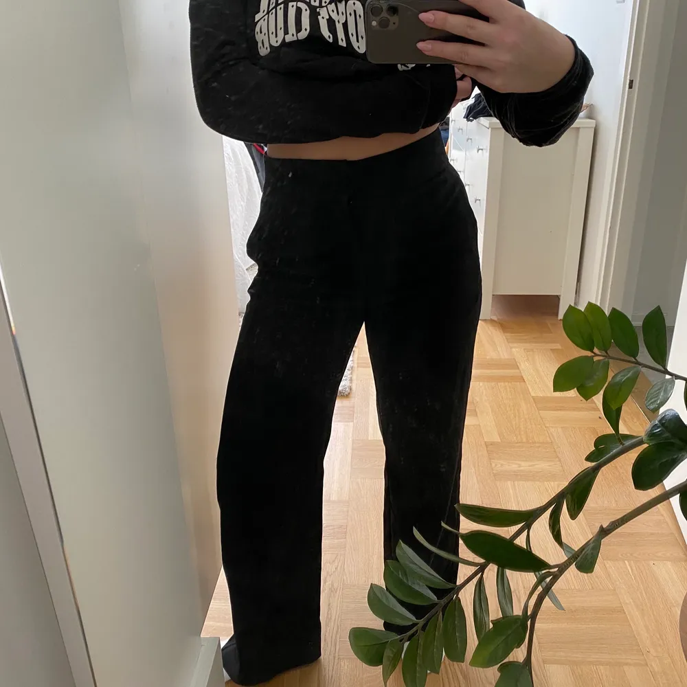 Snygga utsvängda kostymbyxor från LINDEX☺️ passar storlek 36-38, 34 om man vill ha dom oversized. Jeans & Byxor.