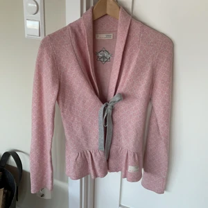 Odd Molly kofta - En rosa odd Molly kofta i fint skick. Den har en fin passform och man kan knyta den på olika sätt. Köparen betalar frakten.