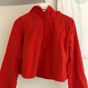 En röd kort hoodie från Weekday i storlek xs. Passar till träningen, mys 