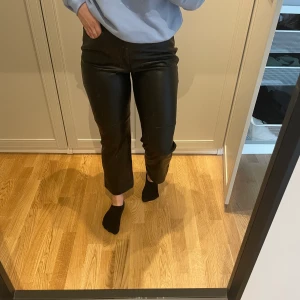 Skinnimitations byxor  - Jättefina fake skinnbyxor inköpta på MQ för något år sen. Byxorna är endast använda typ 2ggr och därför de säljs de kommer alltså inte till användning. Det är svarta ankel långa och storlek M. 