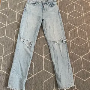 Säljer dessa jeans från Gina tricot. Dom har blivit för småa. Ett litiet hål ovanför bakfickan på vänster sida. Storlek 34. Köparen står för frakt. Skriv om du vill ha fler bilder💓