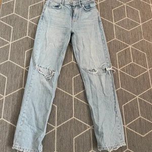 Jeans med hål - Säljer dessa jeans från Gina tricot. Dom har blivit för småa. Ett litiet hål ovanför bakfickan på vänster sida. Storlek 34. Köparen står för frakt. Skriv om du vill ha fler bilder💓