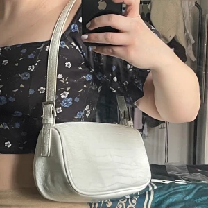 Baguetteväska - Väska med fina detaljer och innerfack, går även att justera längden på axelbandet🦋 hör av er vid minsta intresse eller fundering så löser vi det 💕💕 spårbar frakt på 66kr tillkommer📦