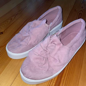 Fina sommarskor - Hej!! Jag säljer nu mina rosa sommar sneakers som är helt oanvända eftersom jag har såpass många skor att dessa tyvärr inte behövs! Dom är typ rosa sammet, jättefina och jättesköna att ha på sig!!😍. Storlek 41 men passar även 39/40, så rätt stora i storleken!! Köptes för 499 men jag säljer iväg dom för 350kr!!🫶🏼
