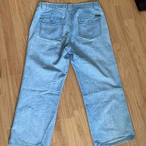 lågmidjade calvin klein jeans i storlek S, köparen står för frakt💚